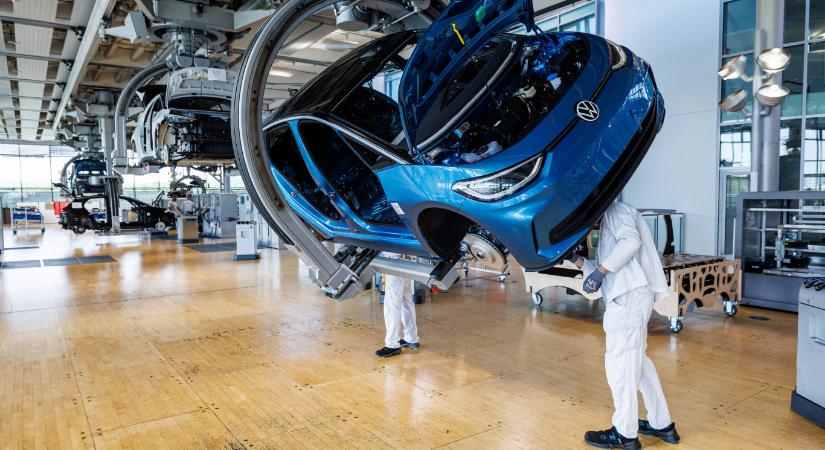 Az elektromos autók iránti gyenge kereslet miatt visszafogja a németországi gyártását a Volkswagen