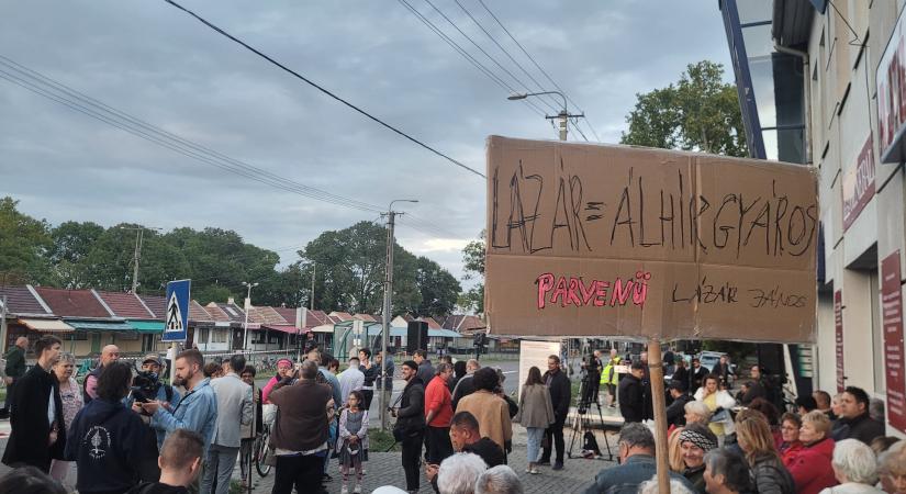 STOP LÁZÁR! tüntetés kezdődött Hódmezővásárhelyen Szabó Zsolt rendőrkapitány halála miatt