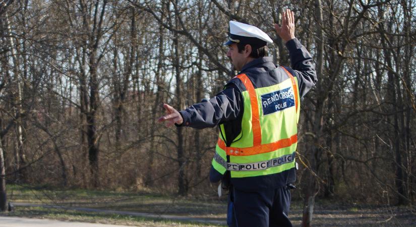 Kézben tartott telefon és övhasználat hiánya: ezek miatt bírságoltak a rendőrök