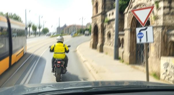 A jogász válaszol: „A motorost is kötelező elengedni, nem csak a buszt…”