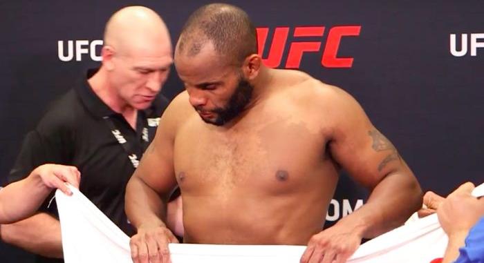 Luke Rockholdnak köszönheti Daniel Cormier a karrierje legkínosabb pillanatát