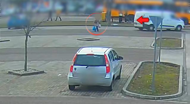 Figyelmetlen tolatás a parkolóban - videó