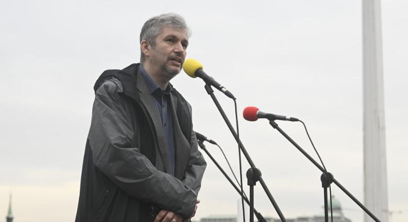 „Cigánypaloták” – Hadházy Ákos kapja az ívet: rasszistázzák rendesen egy ellentmondásos posztja miatt