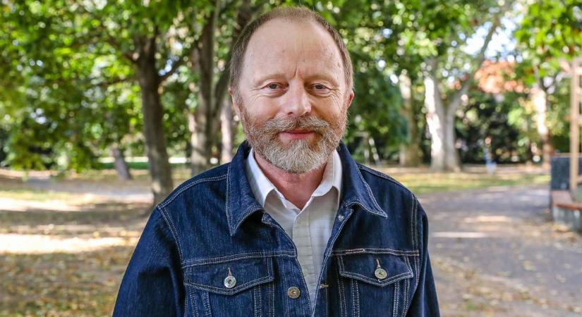 Gyurácz Ferenc gyerekkori versét tette közzé: "Nincsen itt most háború, örülünk mi neki"