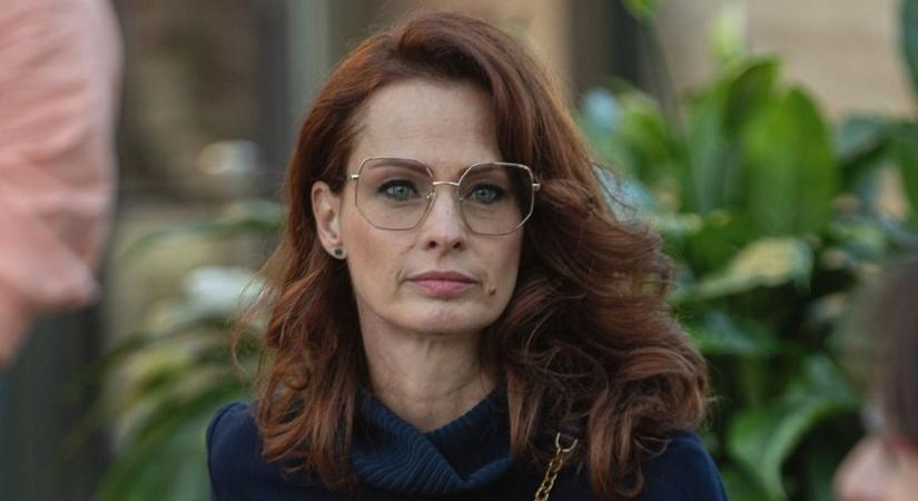 Nehéz máshová nézni: vörös harisnyában villantotta meg dögös lábait Dobó Kata