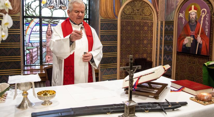 Megáldotta a püspök a Balassi Bálint-emlékkardokat