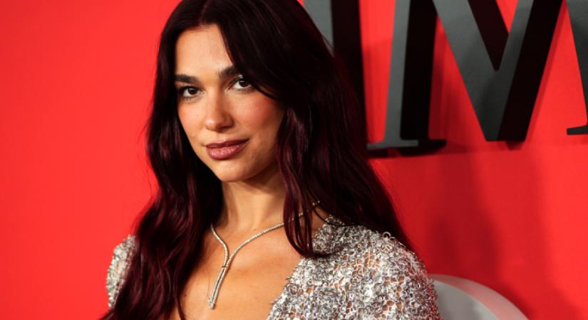 Dua Lipa táskája zseniális, minden stílusos nő ilyet hord most magával
