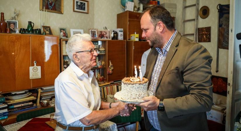 Korát meghazudtoló erőnlét – így ünnepelte 90. születésnapját Szolnok szépkorú polgára – galériával