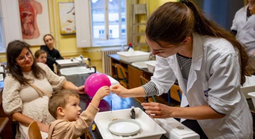 A tudomány apró csodáival ismerkedtek Győrben a Kutatók Éjszakáján - XXL képgaléria