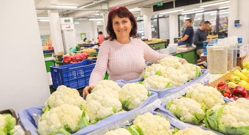 Brutális zöldségóriások a győri vásárcsarnokban: kétkilós karfiolra és kígyóuborka-méretű hegyes erősre akadtunk