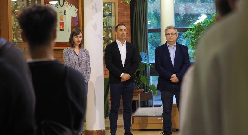 A tragikusan fiatalon elhunyt tanár emlékére fociztak (képekkel)