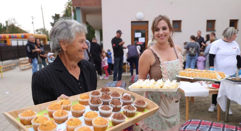 Lezárták a Tölgyfa utcát: hatalmas bulival ünnepelték a Mihály-napot Ásotthalmon – galériával, videóval