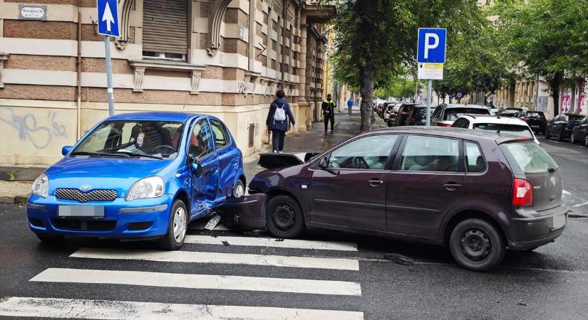 Totálkárosra tört két autó Szombathelyen egy balesetben - fotók