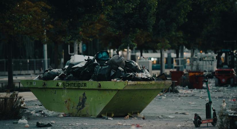 Szeméthegyek lepték el Budapestet – elégedetlenek a dolgozók, a MOHU „vadsztrájkot” emlegetett