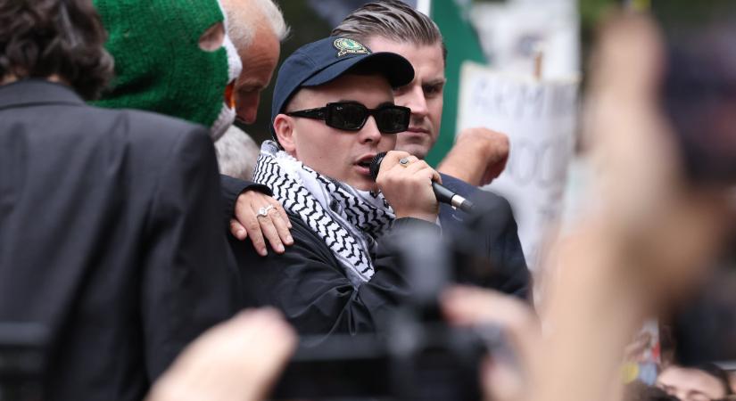 Ejtették a terrorizmus vádját a Kneecap előadója ellen