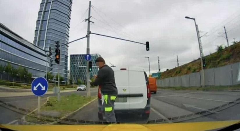 Komédia az úton: saját magát zárta be a teherautójába egy férfi a piros lámpánál