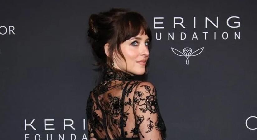 Dakota Johnson melltartó nélkül vonult a vörös szőnyegen – képek