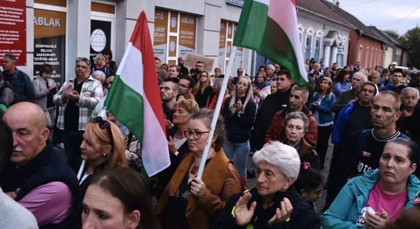 Lázár János ellen tüntettek Hódmezővásárhelyen – fotók