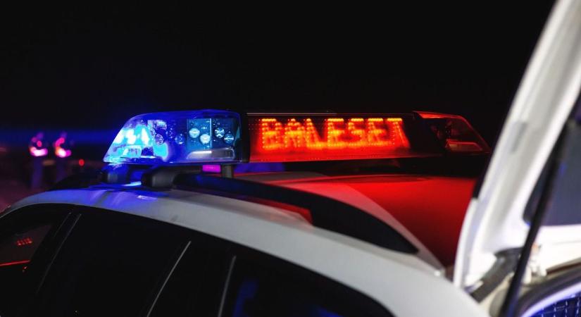 Szalagkorlátnak hajtott egy autó az M3-as autópályán, mentő is a helyszínen!