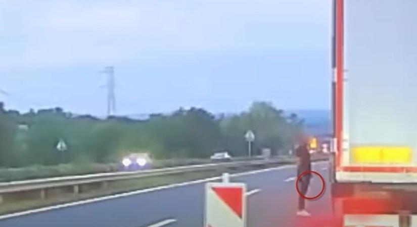 Sokkoló felvétel az M3-as autópályáról: vascsővel támadtak rá egy kamionosra