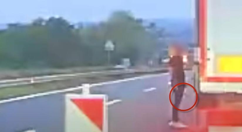 Büntetőzött a kamion előtt az autópályán, kiszállt, vascsővel a kezében fenyegette, majd betörte az üvegét (Videó)