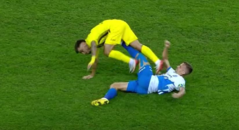 Kiállítottak egy focistát, mert megpróbálta tökön rúgni ellenfelét