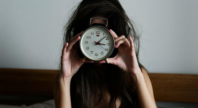 Ébresztő nélkül így kelsz fel időben – Ráadásul két hét alatt 5 kilót fogyhatsz, ha nem a telefonod riaszt reggel