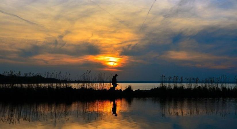Éjszakánként kék lángok táncolnak a Balatonon – egy titokzatos szörny őrzi a vizet