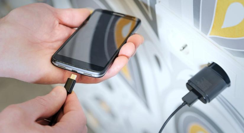 Évekkel tovább bírja a mobilod, ha így töltöd fel