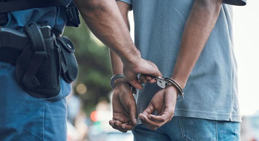 Így fogták el a padláson bujkáló férfit a rendőrök (videóval)