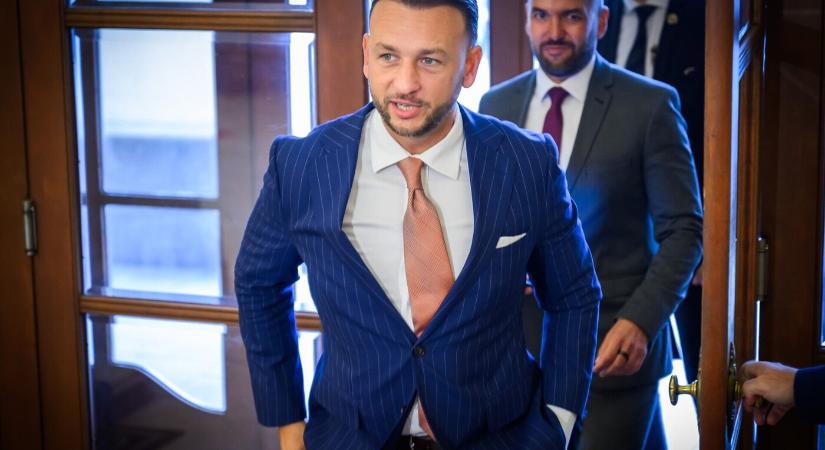 Miközben a lakosságot megszorításokkal sanyargatják, az állam luxusvillát vásárolt magának