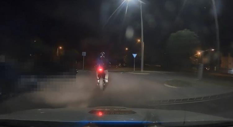 Táncolt a motorján egy 17 éves fiú Pápán, a rendőröknek nem tetszett a mutatvány