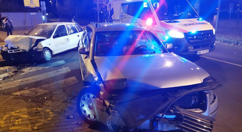 Durván összetört két autó a halasi kórház sarkánál