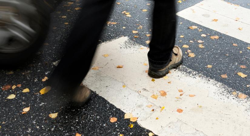 Épp a zebrán sétált át, mikor összeesett az idős férfi