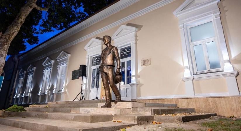 Megható pillanat: Tony Curtis unokája avatta fel a világsztár szobrát Mátészalkán