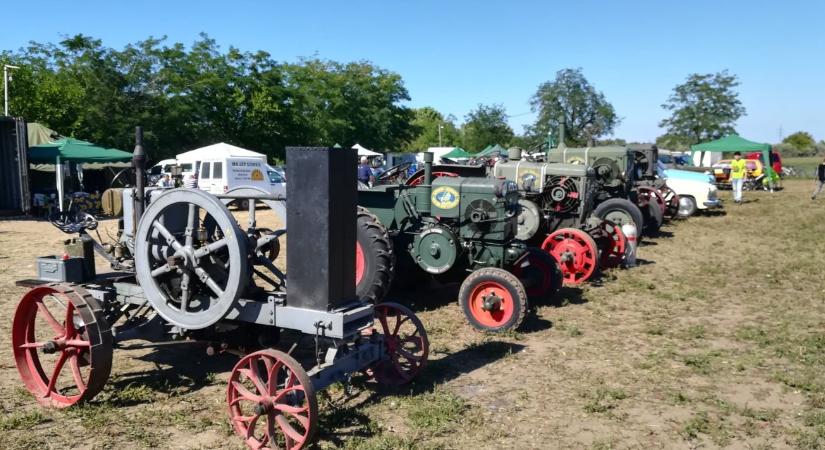 XVII. Kiskunhalasi veterán traktorok és motorok találkozója és börzéje