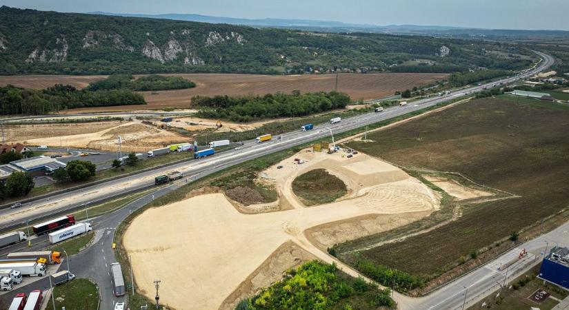 72 hidat építenek újjá az M1-es bővítése miatt