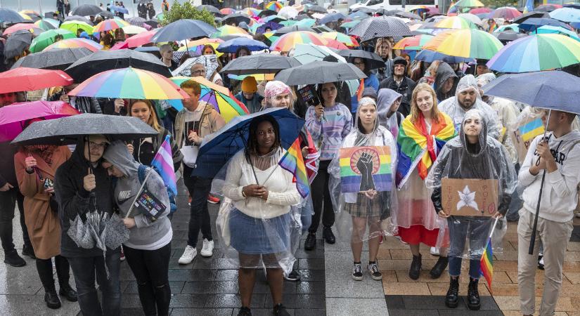 Négy uniós frakcióvezető kéri az Európai Bizottságot a betiltott pécsi Pride kapcsán, hogy függessze fel a homofób törvényt