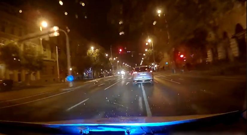Autós üldözés volt az éjjel Csepelen, bekokainozott 20 éves nővel menekült a vezetéstől eltiltott férfi