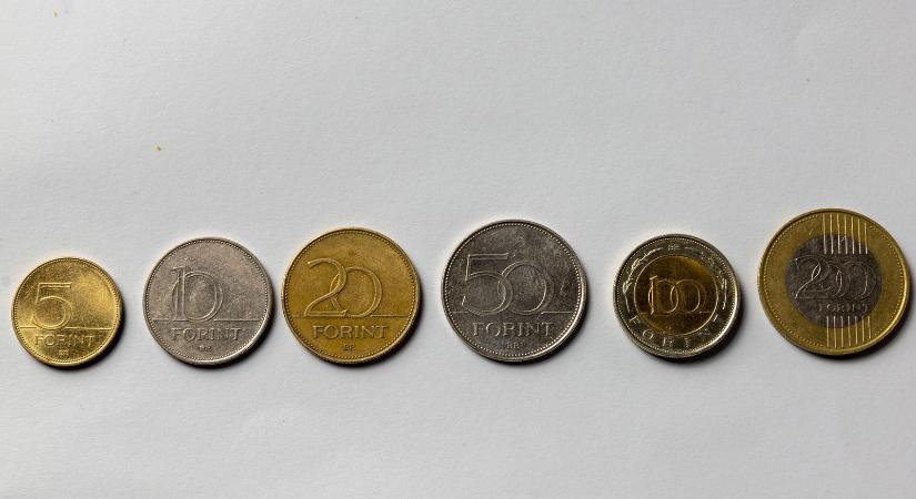 Visszakapott a boltban egy 10 forintost, a legkeményebb rendszerkritikát nyomták az érmére