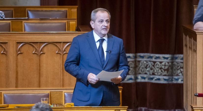 Budai Gyula: Javaslom Dobrevnek, Aratónak, Jámbor Bandinak, Magyar Péternek, NoÁrnak és a többi szarházinak, hogy keressenek maguknak egy nagyon jó ügyvédet