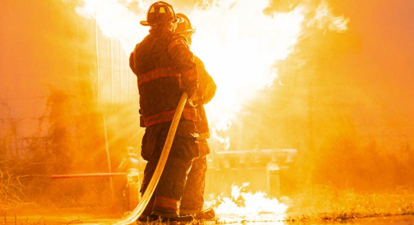 Hatalmas üzemcsarnok ég: tíz város tűzoltói harcolnak a lángokkal