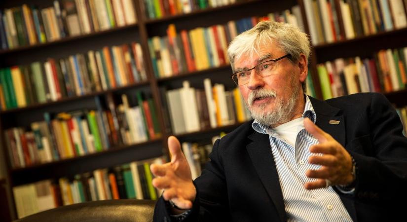 „A múltról szólni harag és elfogultság nélkül kell..." Szakály Sándor elnyerte a Magyar Örökség díjat