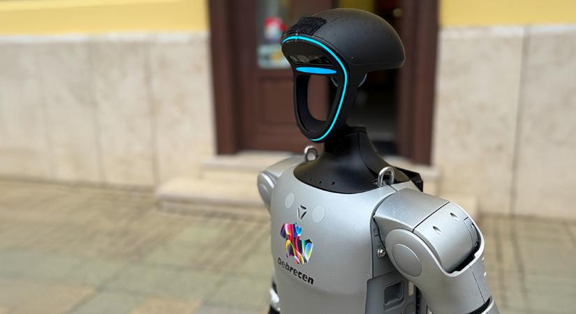 Robotember sétálgatott Debrecen főutcáján – videóval