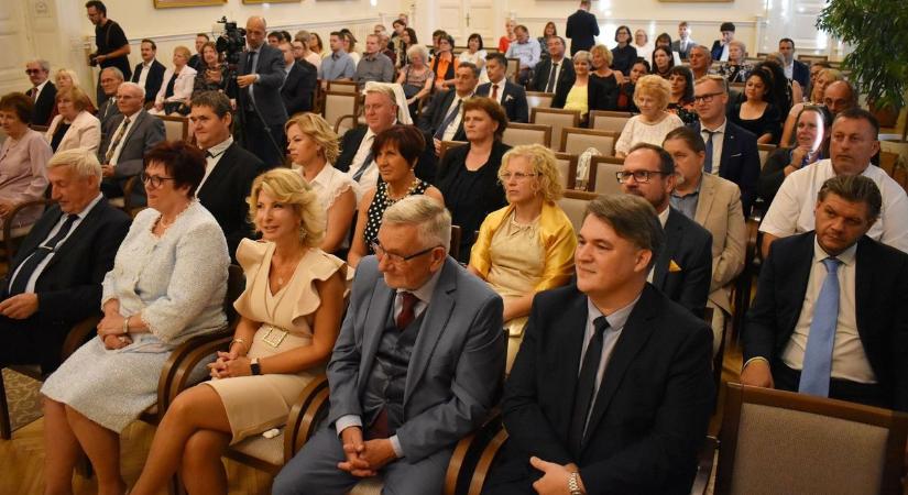 Dísztestületi ülés Cegléden: díjátadók, kitüntetések és ünnepi pillanatok