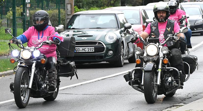 Debrecenben rózsaszínben vonultak a motorosok