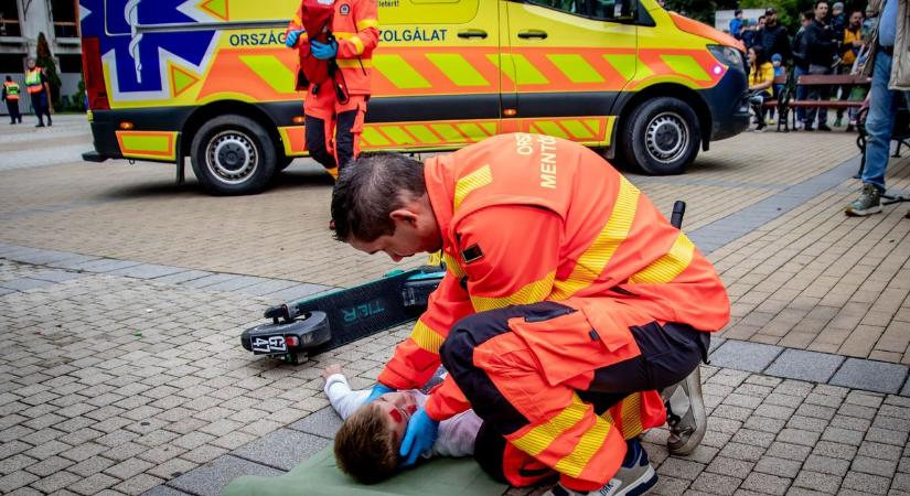 Az esetkocsi és a gyermekmentő szirénázva érkezett Miskolc belvárosába: aztán leszállt a helikopter is (fotók videó)
