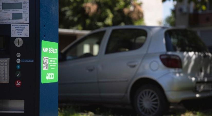 Parkoló autóba hajtottak Debrecenben, milliós kárt keletkezett! – fotóval!
