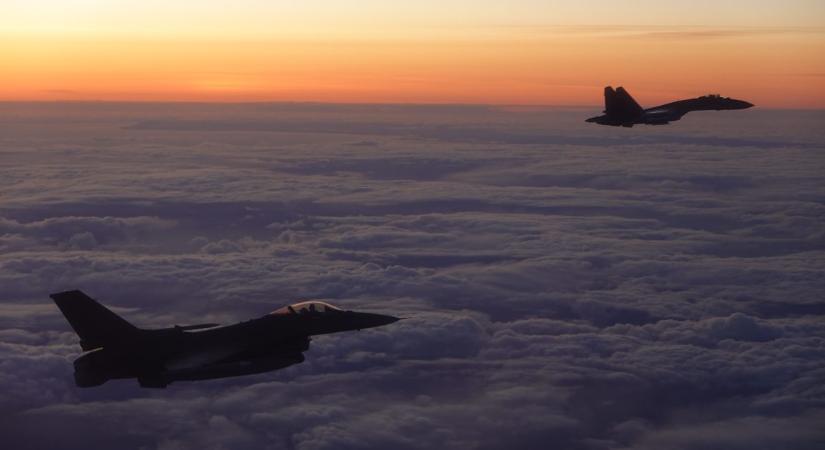 Közeli fotókon az Alaszka felett elfogott idegen Tu-95-ös stratégiai bombázók és vadászgépek