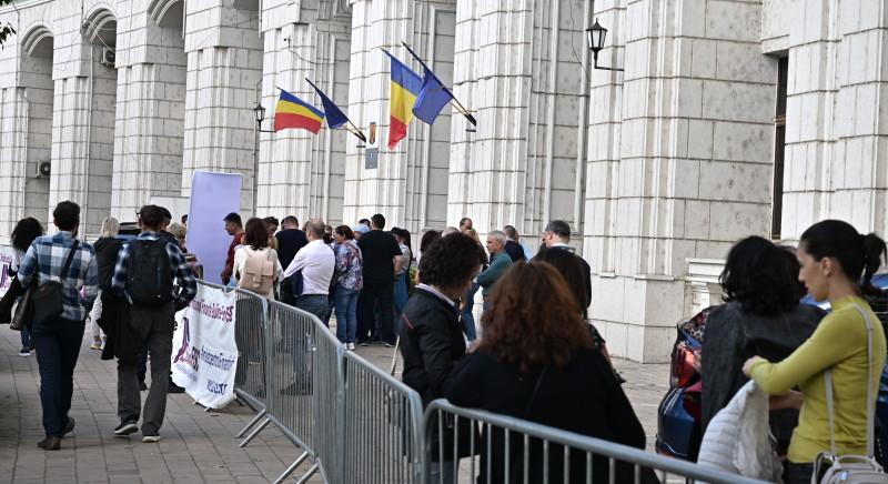 A pénzügyminisztérium előtt tüntettek az adóhatóság alkalmazottai